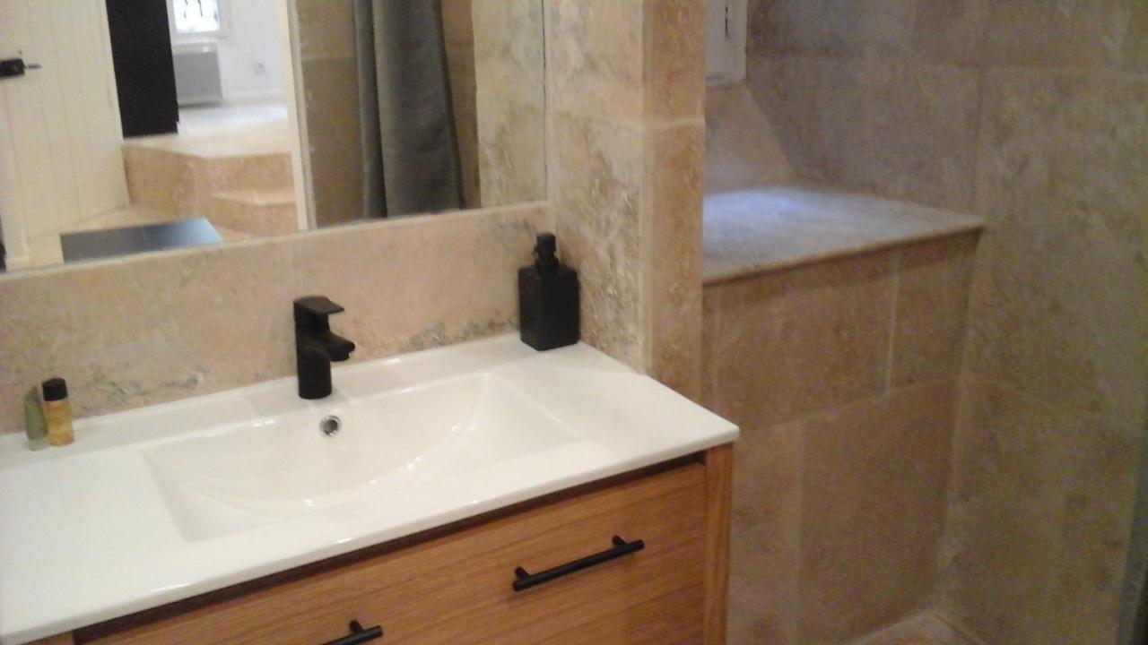 Kira Hotel Uzes Ngoại thất bức ảnh